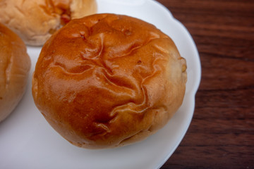 皿の上のクルミパン