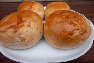 白い皿の上のクルミパン