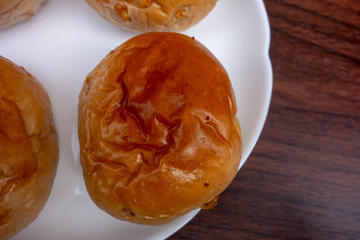 皿の上のクルミパン