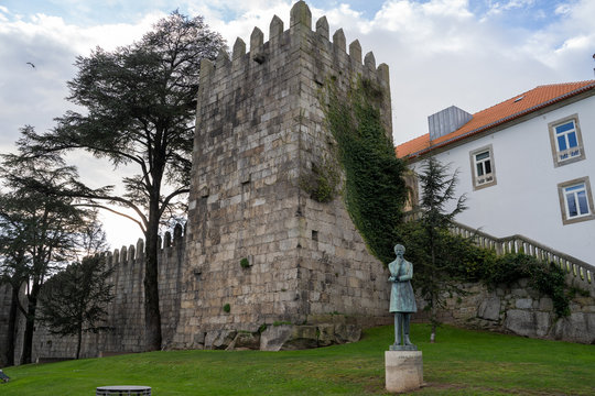The Muralha Primitiva (Primitive Wall) building remains and statue of Arnaldo Gama