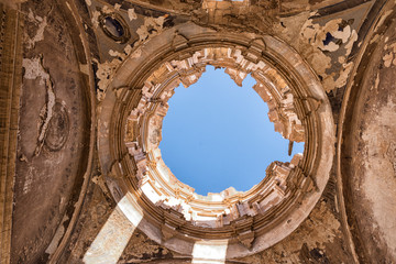 Agujero en la cupula de la iglesia abandonada, esta en ruinas