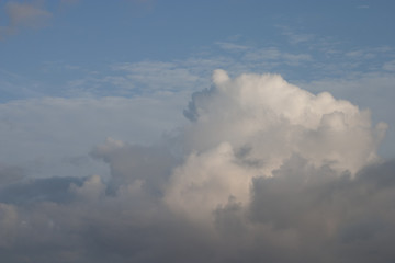 뭉게 뭉게 피어오르는 뭉게구름