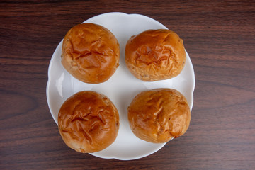 皿の上のクルミパン