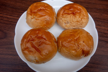 皿の上のクルミパン