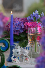 Hortensienblüten mit Kerze und Sekt als Deko