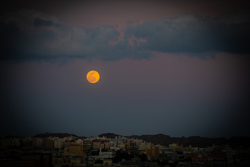 Obraz premium Full Moon over the city 