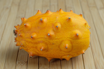 Quer liegende Kiwano (lat.: Cucumis metuliferus)