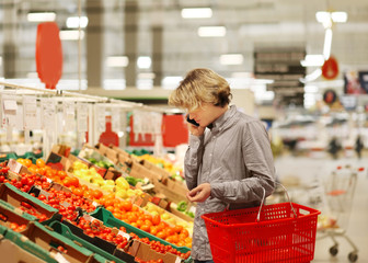 	 Man buying fruits at the market	