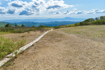 春の八甲田　毛無岱から望む岩木山