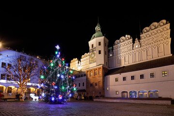 Naklejka premium Christmas street decorations in the night city