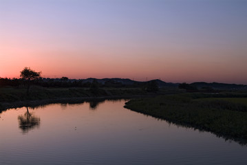 서서히 밝아오는 강가 하늘