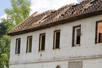 Abriss eines baufälligen Hauses