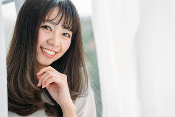 春 夏 窓際 ストレートヘア ロングヘア 女性 笑顔