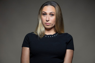 Jeune femme blonde, en studio