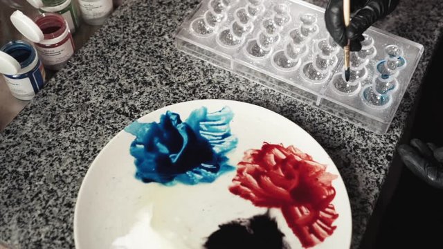 Painting solid plastic palette for bonbons with edible dyes