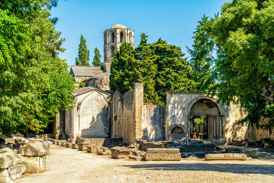 Gr&auml;berfeld Les Alyscamps und Saint-Honorat in Arles