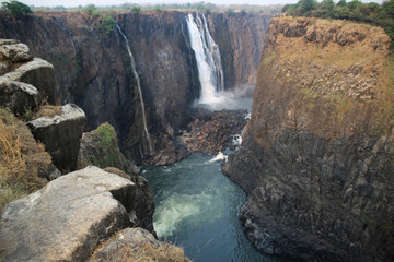 kaskady wody spływające po skałach wodospady wiktorii afryka