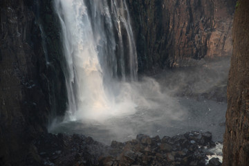 Fototapeta na wymiar kaskady wody spływające po skałach wodospady wiktorii afryka