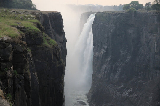 kaskady wody spływające po skałach wodospady wiktorii afryka