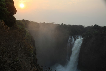 zachód słońca nad wodospadami wiktorii w afryce