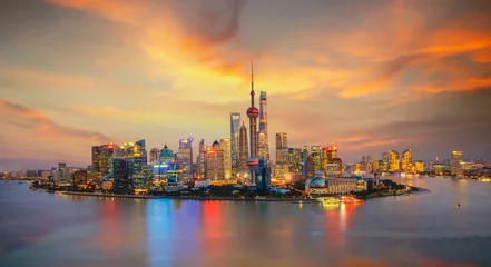 Fotobehang Schemeropname met de skyline van Shanghai en de Huangpu-rivier © anekoho