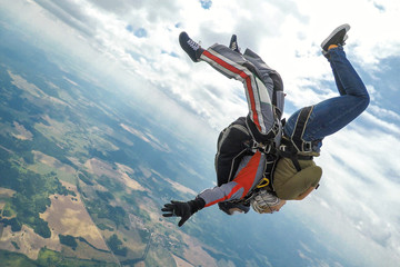 Skydiving tandem in a free fall