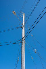 Holzmast mit Stromleitungen und Straßenbeleuchtung, Energieversorgung, Nova Scotia, Kanada