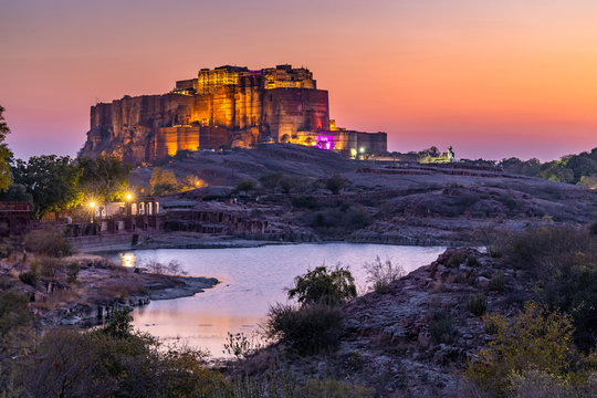 The Jaswant Thada and Mehrangarh Fort in background at sunset, The Jaswant Thada is a cenotaph located in Jodhpur, It was used for the cremation of the royal family Marwar, Jodhpur. Rajasthan, India