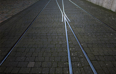 eine menschenleere Strasse mit Schienen