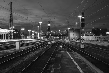 Bahnhof schwarz weiß Eisenbahn Station Gleise Signale Weichen Lichter Nacht Blaue Stunde Hagen Hauptbahnhof Deutschland Reisen Fernweh Abfahrt Ankunft Aufenthalt Start Stop Technik Gewirr