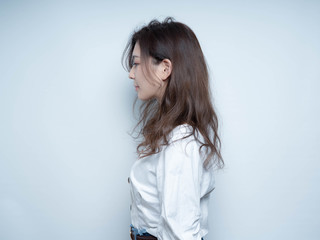 Obraz premium 春夏 ロングヘア ウェーブヘア 女性 横顔