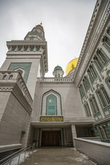 Obraz premium Part of the facade of the largest and highest Muslim mosque in Europe on a cloudy snowy day. Moscow, Russia
