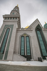 Obraz premium Part of the facade of the largest and highest Muslim mosque in Europe on a cloudy snowy day. Moscow, Russia