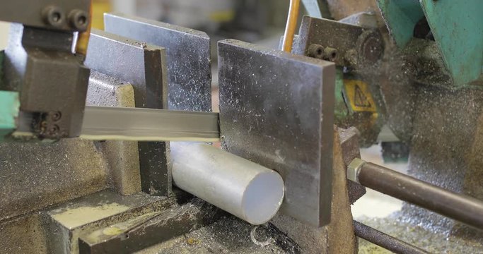 Taglio tubo in alluminio per applicazioni aeronautiche in ingegneria