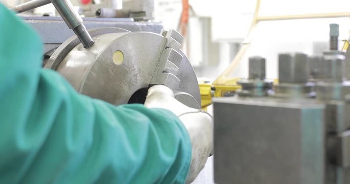 Impianti per tornitura di un pezzo meccanico per ingegneria aeronautica.