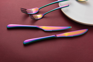 The rainbow tableware used in the banquet is in red background