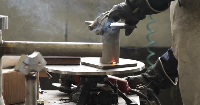 Saldatura per impianto in ingegneria aeronautica dentro un capannone industriale.