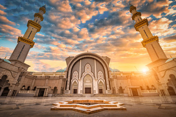 Fototapeta premium Masjid Wilayah Persekutuan at sunset in Kuala Lumpur, Malaysia.