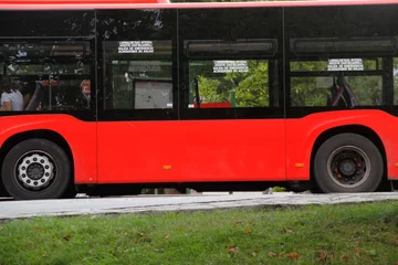 Foto op Plexiglas Rode bus in de stad © Laiotz