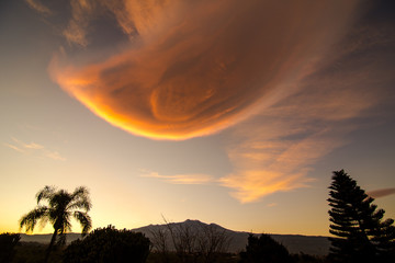 Una nube lenticolare saluta il sole, tramonto sul Vulcano Etna