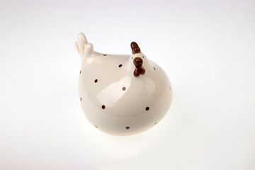ręcznie robiona ceramiczna figurka kury folklor na białym tle © Agata