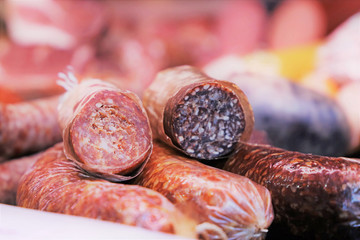 Auswahl feiner Wurstwaren in einem Geschäft