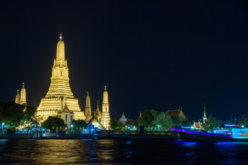 Naklejka premium Wat Arun ( Temple of Dawn ) at night, Bangkok, Thailand.