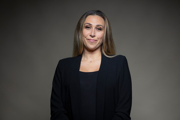 Jeune femme blonde, en studio