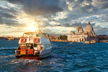 Schiff in Venedig bei Sonnenaufgang mit dramatischer Stimmung