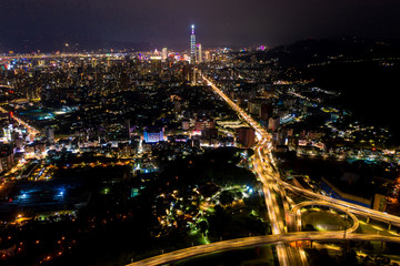Fototapeta premium Skyline of taipei city in downtown Taipei, Taiwan.