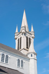 Fototapeta na wymiar Die Église Sainte-Marie Kirche ist die größte und mit 56m die höchste Holzkirche in Nordamerika, Church Point, Nova Scotia, Kanada