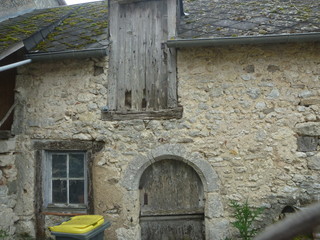Grange ancienne dans le Loiret avec porte d'entrée ronde