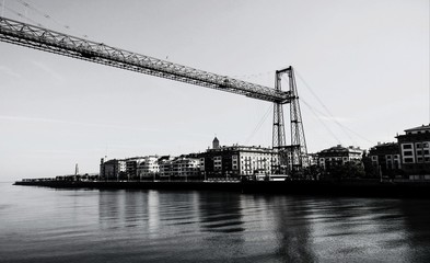 Puente colgante sobre el río