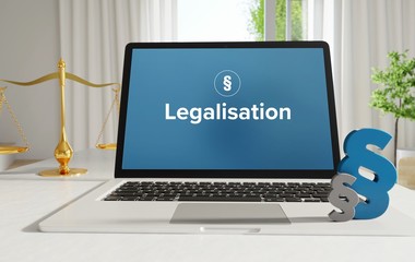 Legalisation – Recht, Gesetz, Internet. Laptop im Büro mit Begriff auf dem Monitor. Paragraf und Waage.         
